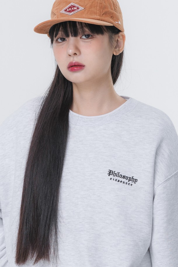 PHILOSOPHY (필로소피) 오버핏 스웨트 맨투맨 MAR281 (3 COLOR)입니다. 부드러운 촉감의 프렌치 테리 원단을 사용하여 제작되었으며, 텐터 및 텀블 가공으로 변형을 최소화했습니다. 넉넉한 오버핏으로 편안한 착용감을 선사하며, 더블 스티치 디테일로 튼튼함을 더했습니다. 라운드넥 디자인에 로고 자수 디테일이 돋보이며, 화이트 멜란지, 그레이, 블랙 3가지 색상으로 출시되었습니다. 일상, 동네 마실룩, 캠핑룩 등 다양한 TPO에 맞춰 캐주얼, 스트리트, 미니멀 스타일을 연출하기 좋습니다.
