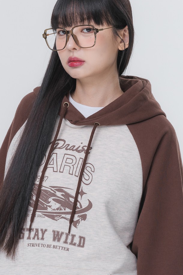 빈티지 카 (VINTAGE CAR) 래글런 오버핏 후드티 AVH274는 남녀 모두 착용 가능한 캐주얼 후드티입니다. 크림/차콜, 오트밀/브라운, 블랙/크림 3가지 색상으로 출시되어 다양한 스타일 연출이 가능하며, 겨울 데일리룩, 집콕룩, 산책룩에 적합합니다. 래글런 소매 패턴과 프렌치테리 원단, 텀블 워싱 가공을 통해 편안한 착용감과 변형을 최소화했습니다. 면과 폴리에스테르 혼방 소재로 부드러운 촉감과 우수한 신축성을 제공하며, 오버핏과 릴랙스핏으로 편안하고 트렌디한 스타일을 연출할 수 있습니다.
