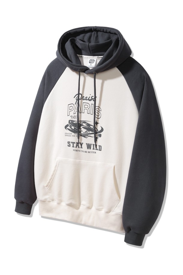 빈티지 카 (Vintage Car) 래글런 오버핏 후드티 AVH274는 부드러운 촉감의 프렌치 테리 원단에 플리스 안감을 더해 가을, 겨울철 따뜻하게 착용하기 좋습니다. 래글런 소매 디자인과 오버핏으로 편안한 착용감을 제공하며, 캐주얼, 미니멀, 스트리트 스타일을 연출하기에 용이합니다. 크림/차콜, 오트밀/브라운, 블랙/크림 3가지 컬러로 출시되어 취향에 맞게 선택할 수 있습니다. 일상, 집콕룩, 겨울 데일리룩, 산책룩 등 다양한 TPO에 활용 가능하며, 그래픽 로고 패턴이 특징입니다. 고밀도 원단과 우수한 신축성, 팀블 가공으로 제작되어 내구성을 높였습니다.
