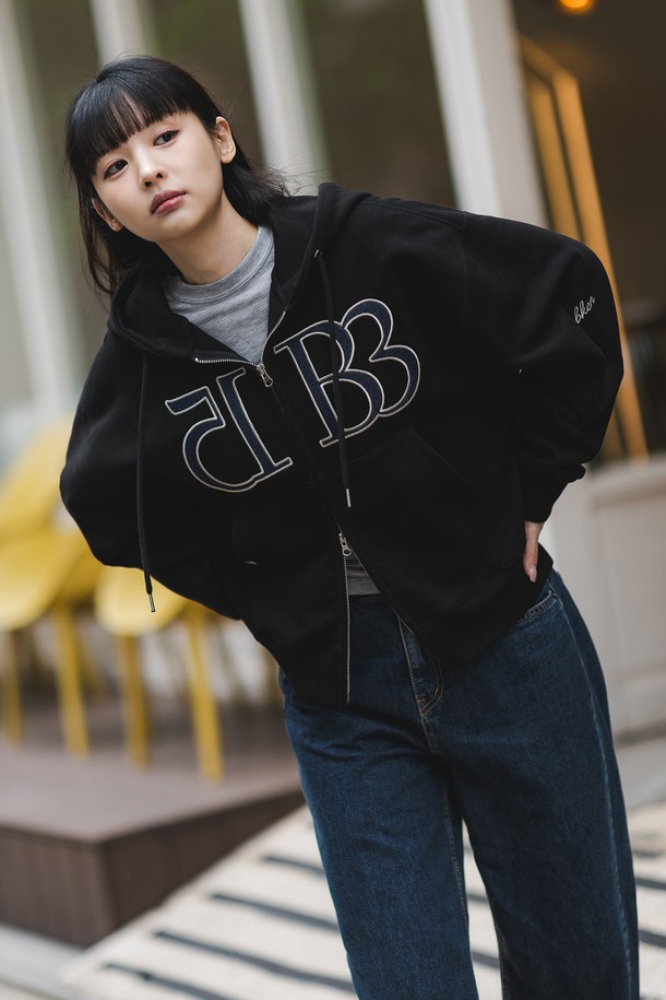 1583 Women semi crop 투웨이 후드집업 BK7992_블랙은 여성용 아우터 후드집업입니다. 일상, 캐주얼 및 스포티한 스타일을 위한 아이템으로, 봄/가을 계절에 적합합니다. 블랙, 크림블랙, 스카이블루/네이비, 멜란지그레이/블랙 총 4가지 컬러 옵션으로 제공되며, 크롭 기장과 레귤러핏으로 디자인되었습니다. 면과 폴리에스테르 혼방의 두꺼운 프렌치테리 원단으로 제작되어 부드러운 촉감을 선사하며, 2웨이 지퍼, 타이포그래피 디자인, 새틴 자수 등의 특징을 갖추었습니다. 동네 마실룩, 산책룩 등 편안한 활동에 활용하기 좋습니다.
