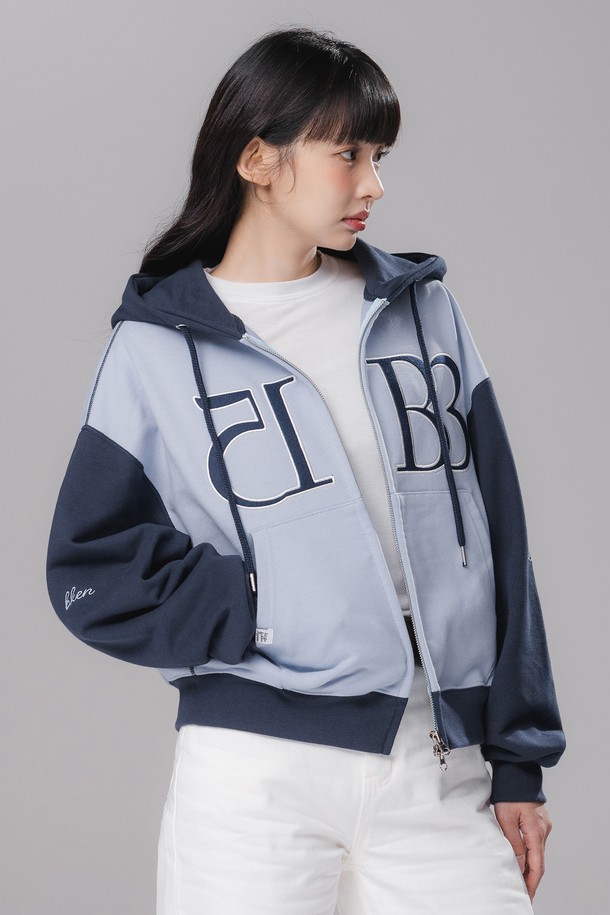 1583 Women semi crop 투웨이 후드집업 BK7992_스카이블루(네이비)는 여성스러운 세미크롭 기장의 후드집업입니다. 봄, 가을에 어울리는 두꺼운 두께감과 부드러운 촉감의 면, 폴리에스테르 혼방 프렌치테리 원단으로 제작되었습니다. 스카이블루와 네이비 두 가지 색상으로 출시되었으며, 투웨이 지퍼와 플랫락 스티치 마감, 더블 슬라이더 지퍼 디테일이 특징입니다. 자수 로고와 타이포그래피 패턴이 캐주얼, 스포티한 무드를 더하며, 텀블 가공과 우븐 라벨로 완성도를 높였습니다. 일상, 산책 등 다양한 TPO에 활용할 수 있습니다.
