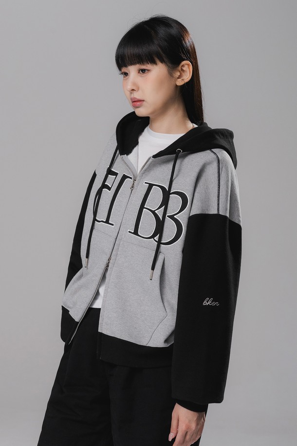 1583 Women semi crop 투웨이 후드집업(멜란지그레이, 블랙)은 여성들을 위한 캐주얼 & 스포티 스타일의 후드집업입니다. 봄, 가을에 적합하며, 프렌치테리 원단으로 제작되어 부드러운 촉감을 선사합니다. 크롭 기장과 레귤러핏으로 디자인되었으며, 투웨이 지퍼와 새틴 자수 디테일이 특징입니다. 플랫락 스티치 마감과 미니멀 레터링 라벨이 깔끔함을 더하며, 동네 마실룩, 산책룩에 잘 어울리는 아이템입니다. 
