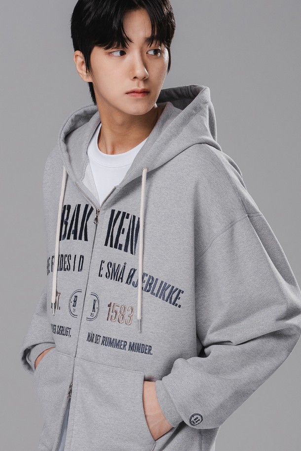 포시즌 Embroidered(엠브로이더드) 투-웨이 후드집업 BK7993_멜란지그레이는 남녀 모두 착용 가능한 사계절용 후드집업입니다. 부드러운 프렌치테리 면, 폴리에스테르 혼방 소재로 제작되어 편안한 착용감을 선사하며, 레귤러핏으로 제작되어 어떤 스타일에도 쉽게 매치할 수 있습니다. 투-웨이 집업 디자인으로 다양한 연출이 가능하며, 멜란지그레이, 네이비, 블랙 세 가지 색상으로 출시되었습니다. 후드와 긴 소매, 텀블건조 가공과 오버록 스티치 마감, 타이포그래피 자수 디테일이 돋보이는 캐주얼, 미니멀 스타일의 후드집업으로, 동네 마실룩, 집콕룩, 겨울 데일리룩에 활용하기 좋습니다.
