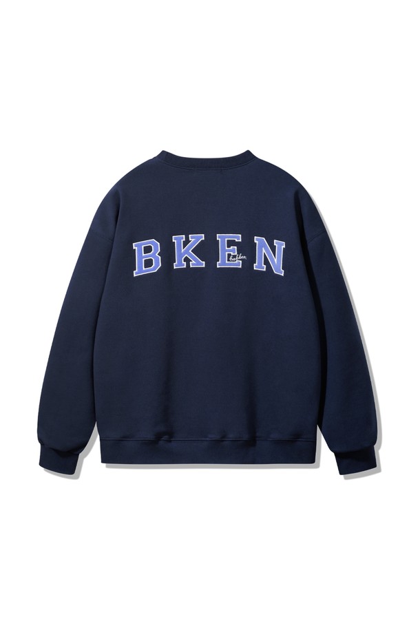 DIA PATCH (디아 패치) 스웨트셔츠 BK5962_네이비는 남녀 공용으로 착용 가능한 오버핏 스웨트셔츠입니다. 부드러운 촉감의 면, 폴리에스테르 혼방 프렌치테리 원단을 사용하여 봄, 가을, 겨울 계절에 따뜻하게 입을 수 있습니다. 미니멀한 스타일의 라운드넥 디자인으로, 다이아몬드 패치와 레터링 자수 디테일이 돋보입니다. 두꺼운 두께감과 긴 소매 기장으로 편안한 착용감을 제공하며 오버록 스티치 마감으로 내구성을 높였습니다. 캐주얼, 클래식 스타일을 즐기는 분들께 추천합니다.
