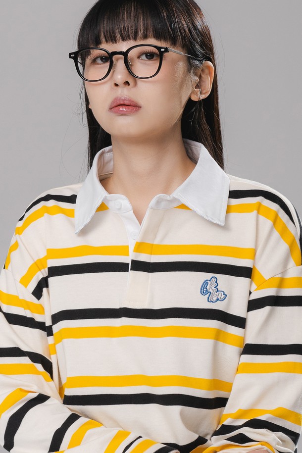 멀티 스트라이프 럭비 카라 롱 슬리브 BK7828_크림은 봄, 가을에 착용하기 좋은 공용 럭비 티셔츠입니다. 크림, 네이비, 블랙, 옐로우 컬러의 스트라이프 패턴과 레귤러 핏으로 프레피, 스포티한 스타일을 연출합니다. 부드러운 면 소재로 제작되었으며, 카라 뒷면 스트라이프 원단 덧대기, 미니멀 로고 자수 패치, 앞뒤 기장 차이, 옆 트임 등의 디테일이 돋보입니다. 동네 마실룩, 카페룩 등 일상적인 TPO에 활용하기 좋습니다.
