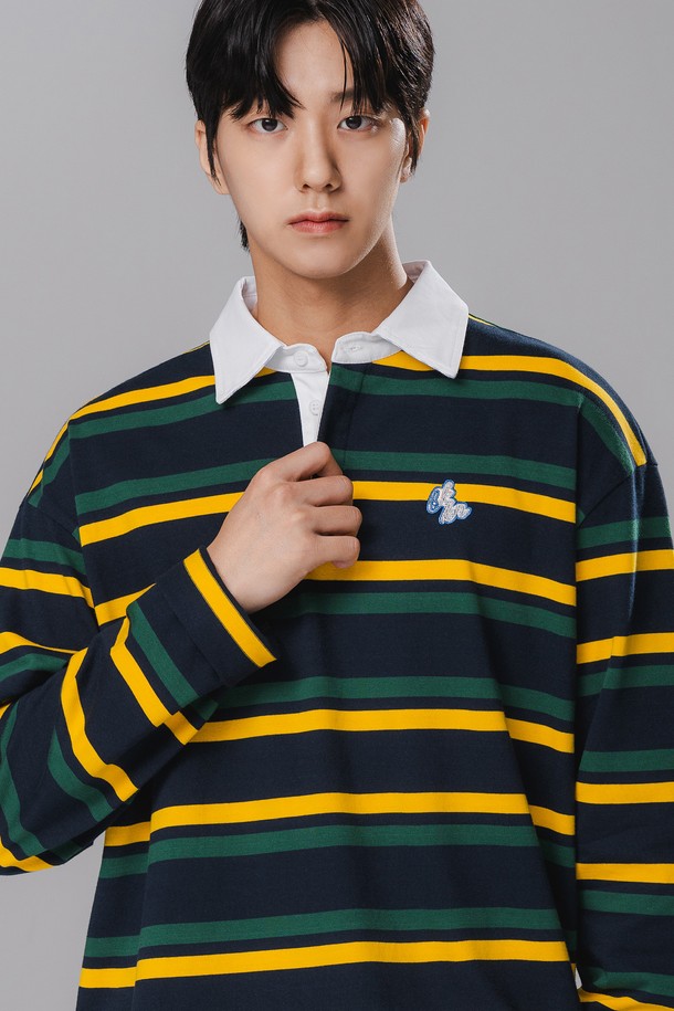 네이비 컬러의 멀티 스트라이프 럭비 카라 롱 슬리브 BK7828는 프레피, 미니멀, 스포티 무드를 연출하는 남녀 공용 럭비 티셔츠입니다. 부드러운 면 소재로 제작되어 봄, 가을에 착용하기 좋으며, 레귤러핏의 긴소매 디자인입니다. 카라 뒷면 스트라이프 원단 디테일과 엠브로이더리 패치, 사이드 슬릿, 앞뒤 기장 차이로 포인트를 더했습니다. 텀블/텐터 가공을 통해 변형과 수축을 최소화하여, 데이트룩이나 카페룩에 미니멀한 스타일을 연출하기 좋습니다. 미니멀한 로고 자수가 깔끔함을 더합니다.
