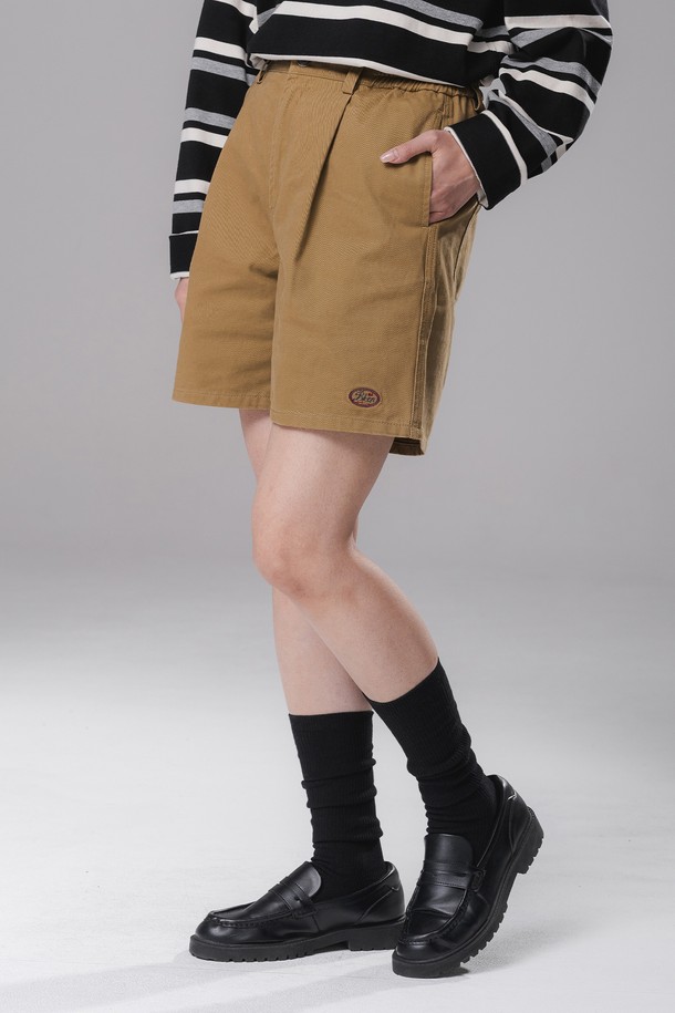 **원턱 코튼 쇼츠 BK7827_베이지**는 부드러운 촉감의 고밀도 코튼 소재로 제작되어 편안한 착용감을 선사합니다. 미니멀하고 캐주얼한 스타일의 이 숏팬츠는 봄, 여름 시즌 데이트룩, 동네 마실룩, 카페룩 등 다양한 TPO에 활용하기 좋습니다. 레귤러핏으로 디자인되었으며, 원턱 디테일과 뒷밴딩 처리로 활동성을 높였습니다. 베이지, 네이비, 블랙 세 가지 색상으로 출시되어 폭넓은 선택이 가능하며, 로고 자수 디테일로 은은한 포인트를 더했습니다.
