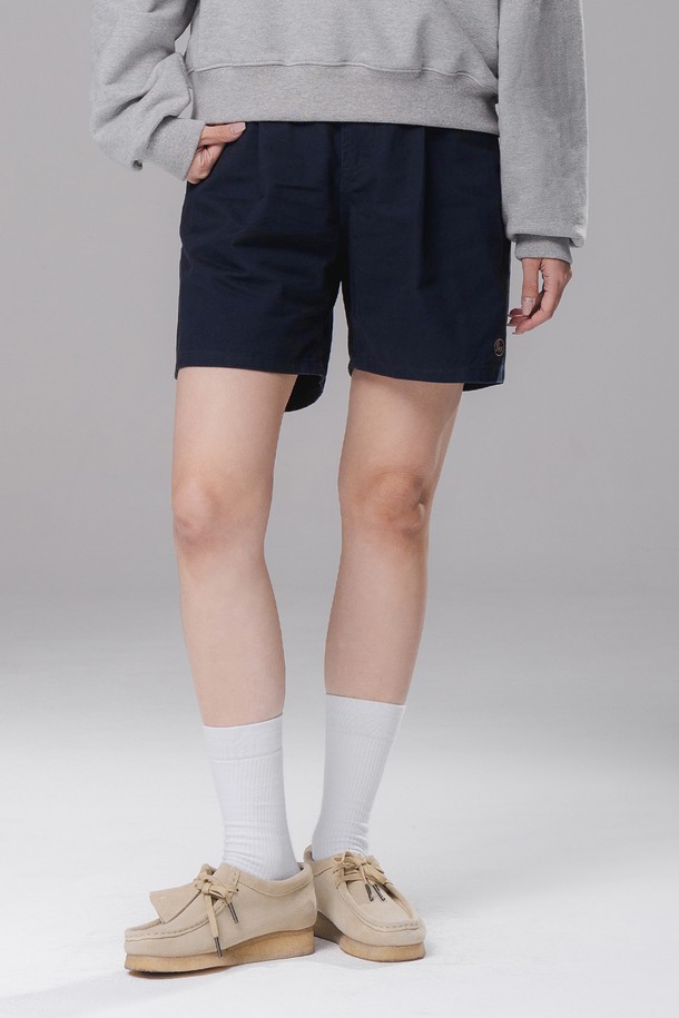 네이비 컬러의 원턱 코튼 쇼츠 BK7827입니다. 부드러운 촉감의 면 소재로 제작되어 편안한 착용감을 선사하며, 데일리룩에 활용하기 좋습니다. 허리 뒷밴딩 처리로 편안함을 더하고, 원턱 디테일이 돋보이는 레귤러핏 숏팬츠입니다. 미니멀 로고 자수로 포인트를 더했으며, 텀블 가공 처리를 통해 변형과 수축을 최소화했습니다. 미니멀, 클래식, 캐주얼 스타일을 즐기는 분들께 추천하며, 동네 마실룩이나 카페룩에 매치하기 좋습니다.
