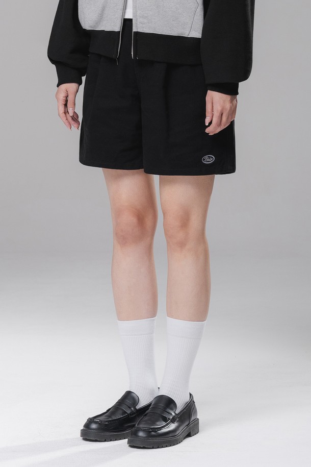 원턱 코튼 쇼츠 BK7827_블랙은 편안한 착용감을 선사하는 남성용 반바지입니다. 부드러운 면 소재로 제작되어 여름철에도 시원하게 입을 수 있으며, 얇은 두께감으로 활동성을 높였습니다. 베이직하고 캐주얼한 디자인에 레귤러핏으로 제작되어 어떤 상의와도 잘 어울립니다. 일상복이나 가벼운 여행 시 동네 마실룩으로 활용하기 좋으며, 캐주얼, 미니멀, 클래식 스타일을 즐기는 분들께 추천합니다. 원턱 디테일이 밋밋함을 덜어주어 더욱 세련된 느낌을 줍니다.
