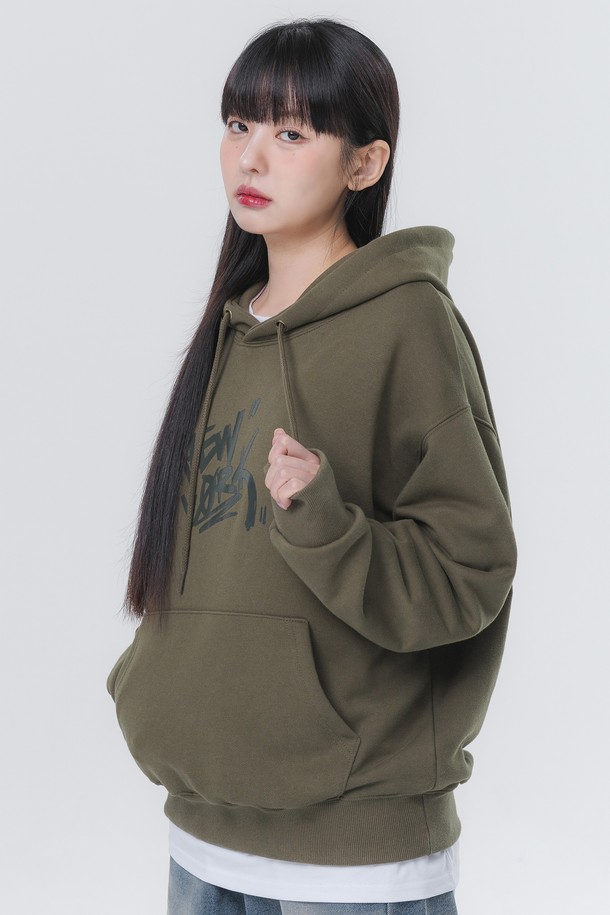 뉴욕 실리콘 프린트 오버핏 후드티 AVH305는 일상, 집콕룩, 동네 마실룩, 겨울 데일리룩에 적합한 제품입니다. GRAY, KHAKI, WINE, BLACK 4가지 색상으로 출시되었으며, 스트릿, 미니멀, 캐주얼 스타일을 연출하기 좋습니다. 광택감 있는 실리콘 나염과 부드러운 촉감의 프렌치 테리 원단을 사용하여 제작되었습니다. 고밀도 원단, 우수한 신축성, 암홀 부분 삼봉 봉제 마감, 테터 텀블 가공으로 완성도를 높였습니다. 오버핏 디자인과 긴 소매 기장으로 편안하고 트렌디한 스타일을 완성해 보세요.
