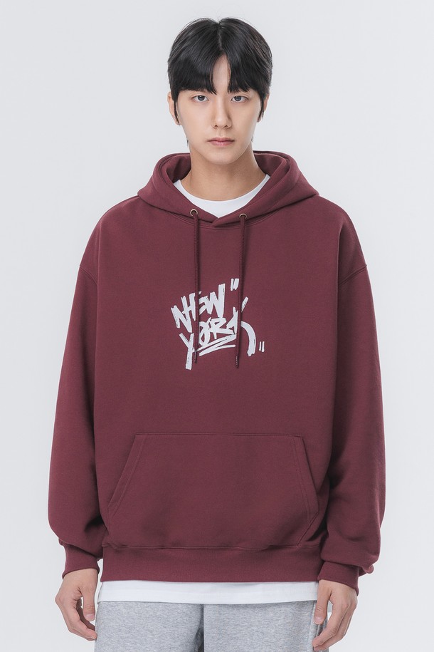 NEWYORK SILICON (뉴욕 실리콘) 프린트 오버핏 후드티 AVH305는 가을, 겨울 시즌에 어울리는 남녀 공용 후드티입니다. 부드러운 촉감의 프렌치테리, 고밀도 면, 폴리에스테르 혼방 소재로 제작되었으며, 넉넉한 오버핏으로 편안한 착용감을 제공합니다. 전면에 실리콘 프린팅된 그래피티 디자인과 트리플 스티치 디테일이 특징이며, 블랙, 그레이, 카키, 와인 4가지 컬러로 만나볼 수 있습니다. 캐주얼, 스트릿, 미니멀 스타일을 즐기는 분들께 겨울 데일리룩, 집콕룩, 가을 나들이룩으로 추천합니다.
