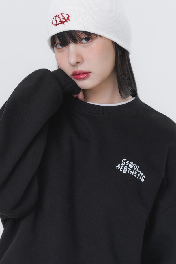 AWESOME 크롭 스웨트 맨투맨 MAR316 (2 COLOR)은 남녀 모두 착용 가능한 베이직하고 캐주얼한 스타일의 맨투맨입니다. 가을, 겨울 시즌에 적합하며, 데일리룩 연출에 용이합니다. 그레이와 블랙 두 가지 색상으로 제공되며, 두꺼운 두께감과 부드러운 촉감의 더블코튼 고밀도 원단으로 제작되었습니다. 크롭 기장의 라운드넥 디자인에, 트리플 스티치 디테일과 텀블 워싱 가공으로 완성도를 높였습니다. 레귤러핏으로 편안하게 착용 가능하며, 긴 소매 기장으로 따뜻함을 더했습니다.
