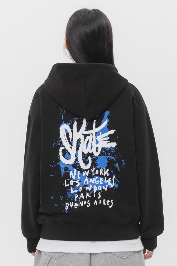 SKATE(스케이트) 오버핏 후드티 AVH270은 스트릿, 캐주얼, 미니멀 스타일을 즐기는 분들을 위한 후드티입니다. 부드러운 촉감의 프렌치테리 면과 폴리에스테르 혼방 소재에 기모 안감을 더해 포근함을 선사합니다. 화이트 멜란지, 그레이, 블랙 세 가지 색상으로 출시되었으며, 수축을 최소화하는 가공과 팔홀 더블스티치 디테일로 내구성을 높였습니다. 릴랙스핏과 오버핏으로 편안한 착용감을 제공하며, 집콕룩, 동네 마실룩, 겨울 데일리룩으로 활용하기 좋습니다. 신축성이 우수하여 활동성이 뛰어나며 그래피티 패턴이 돋보이는 디자인입니다.
