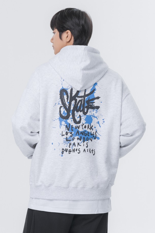 SKATE(스케이트) 오버핏 후드티 AVH270은 남녀 모두 착용 가능한 캐주얼하고 스트릿 스타일의 후드티입니다. 부드러운 촉감의 면과 폴리에스테르 혼방 소재로 제작되었으며, 봄, 가을, 겨울 계절에 적합합니다. 화이트 멜란지, 그레이, 블랙 3가지 컬러로 출시되었으며, 그래피티와 로고 패턴이 특징입니다. 넉넉한 오버핏과 긴 소매 기장, 두꺼운 두께감으로 편안하고 따뜻하게 착용할 수 있으며, 프렌치테리 원단, 고밀도 소재, 신축성, 트리플 및 더블 스티치 마감으로 뛰어난 내구성을 자랑합니다.
