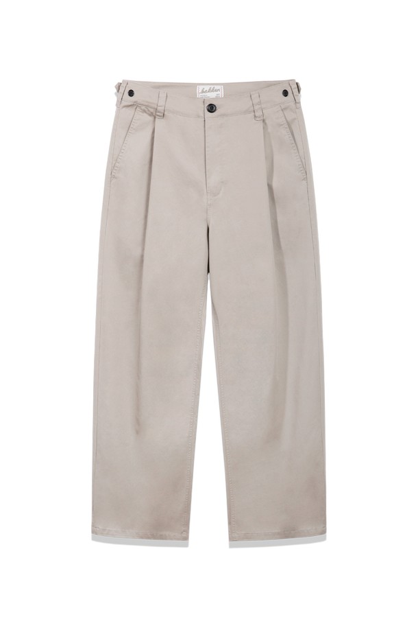 비조 디테일 데일리 스트레이트 코튼 팬츠 BK7823_베이지는 남성용 코튼 팬츠입니다. 베이지와 블랙 두 가지 색상으로 출시되었으며, 봄, 여름, 가을 계절에 착용하기 좋습니다. 미니멀하고 베이직한 스타일로, 출근룩과 데이트룩에 모두 적합합니다. 얇고 부드러운 면 소재로 제작되어 편안한 착용감을 선사하며, 비조 디테일로 허리 사이즈를 간편하게 조절할 수 있습니다. 원턱 디테일과 히든 버튼, 백포켓 상단 우븐라벨이 디자인의 완성도를 높이고, 통기성과 흡습성이 뛰어나 쾌적하게 착용 가능합니다.
