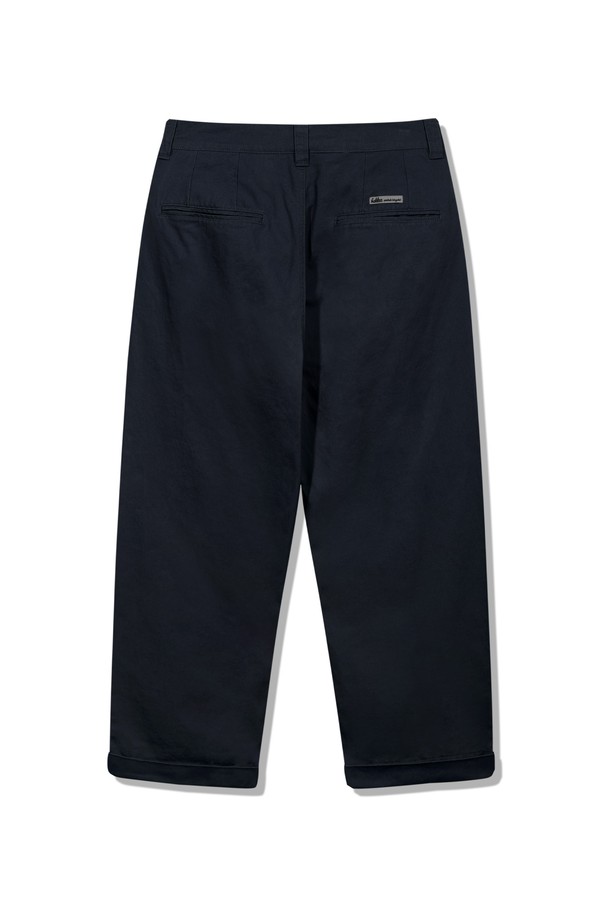 클래식 자수 포인트 롤업 치노 팬츠 BK7822_네이비는 부드러운 면 소재로 제작되어 편안한 착용감을 선사합니다. 네이비 컬러에 클래식한 무드를 더했으며, 롤업 디자인으로 포인트를 주었습니다. 레귤러 핏으로 제작되어 어떤 스타일에도 잘 어울리며, 스냅 버튼, 웨이스트 스트라이프, 밑단 클립 디테일, 레터링 자수, 우븐 라벨 등의 섬세한 디테일이 돋보입니다. 데이트룩과 카페룩에 매치하여 미니멀하면서도 캐주얼한 스타일을 연출해보세요. 원턱 디자인으로 편안함과 스타일을 모두 잡았습니다.
