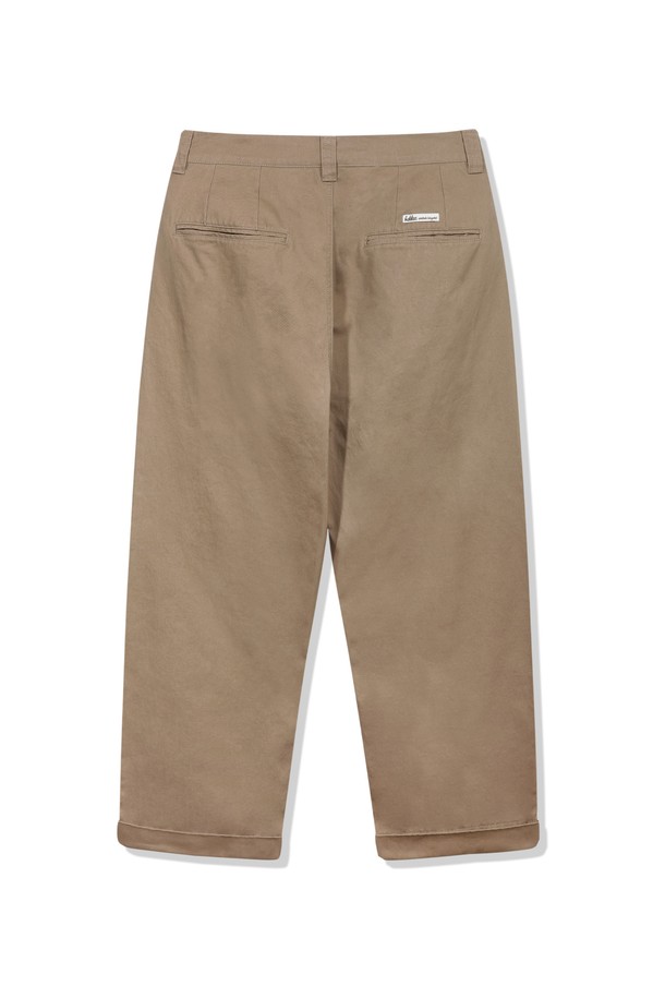 클래식 자수 포인트 롤업 치노 팬츠 BK7822_베이지는 베이직한 디자인에 자수 포인트로 포인트를 더한 치노 팬츠입니다. 부드러운 면 소재로 제작되어 편안한 착용감을 선사하며, 봄, 여름, 가을 시즌에 활용하기 좋습니다. 레귤러핏으로 제작되어 깔끔한 핏을 연출하며, 롤업 디자인으로 캐주얼한 느낌을 더했습니다. 허리 부분의 스트라이프 디테일과 원턱 디테일이 돋보이며, 슬립 버튼과 클립 디자인, 깔끔한 밑단 클립 디테일로 완성도를 높였습니다. 데이트룩, 카페룩 등 다양한 TPO에 클래식, 미니멀, 캐주얼 스타일로 연출하기 좋습니다.
