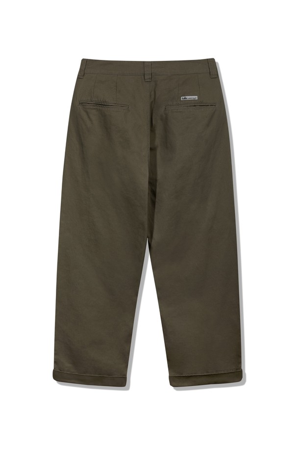 클래식 자수 포인트 롤업 치노 팬츠 BK7822_카키는 남성용 치노 팬츠입니다. 카키, 베이지, 네이비 3가지 색상으로 출시되었으며, 봄, 여름, 가을에 착용하기 좋습니다. 얇고 부드러운 면 소재로 제작되어 통기성과 흡습성이 뛰어나 편안한 착용감을 제공합니다. 레귤러핏으로 제작되었으며, 롤업 스타일로 시원한 느낌을 더했습니다. 원턱 디테일, 자수 포인트, 웨이스트 스트라이프, 깔끔한 햄 클립 디테일이 돋보이며, 데이트룩과 출근룩 등 다양한 TPO에 활용 가능합니다.
