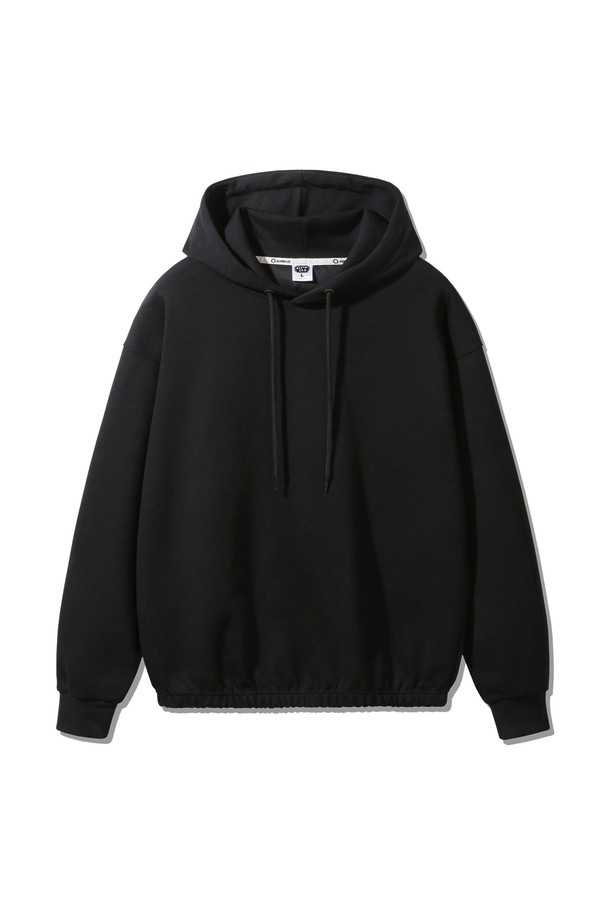 페이크 밴딩 자동넣입 후드 티셔츠 AVH332는 캐주얼, 미니멀, 시티보이 스타일을 즐기는 분들을 위한 상의입니다. 봄, 가을 시즌에 적합하며, 편안한 핏과 부드러운 촉감을 선사하여 동네 마실룩이나 캠핑룩으로 활용하기 좋습니다. 무지 디자인에 밴딩 디테일이 더해져 개성 있는 스타일을 연출하며, 긴 소매와 후드 디자인으로 편안함과 스타일리시함을 동시에 잡았습니다. 데일리룩으로 활용하기 좋은 실용적인 아이템입니다.
