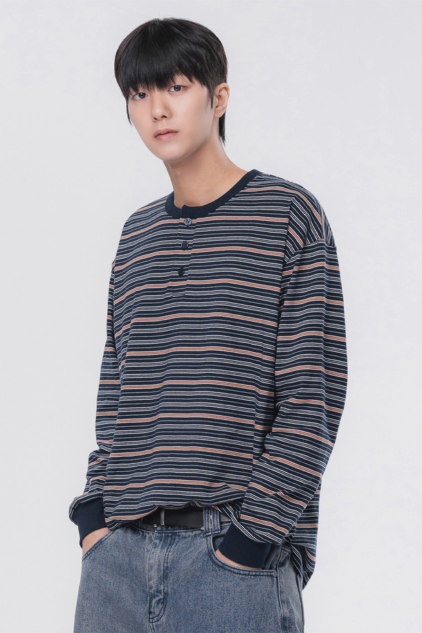 블루밍 3버튼 헨리넥 긴팔 티셔츠(AVT951)는 남녀 모두 착용 가능한 베이직하고 캐주얼한 스타일의 티셔츠입니다. 크림, 그레이, 네이비 3가지 색상으로 출시되었으며, 헨리넥 디자인과 3버튼 디테일이 특징입니다. 면 소재로 제작되어 부드러운 촉감을 제공하며, 턱블 가공 처리로 수축 및 변형을 최소화했습니다. 봄, 가을에 일상복으로 편안하게 착용하기 좋으며, 동네 마실룩이나 산책룩으로 활용하기 좋습니다. 레귤러핏에 긴 소매 기장으로 제작되었습니다.
