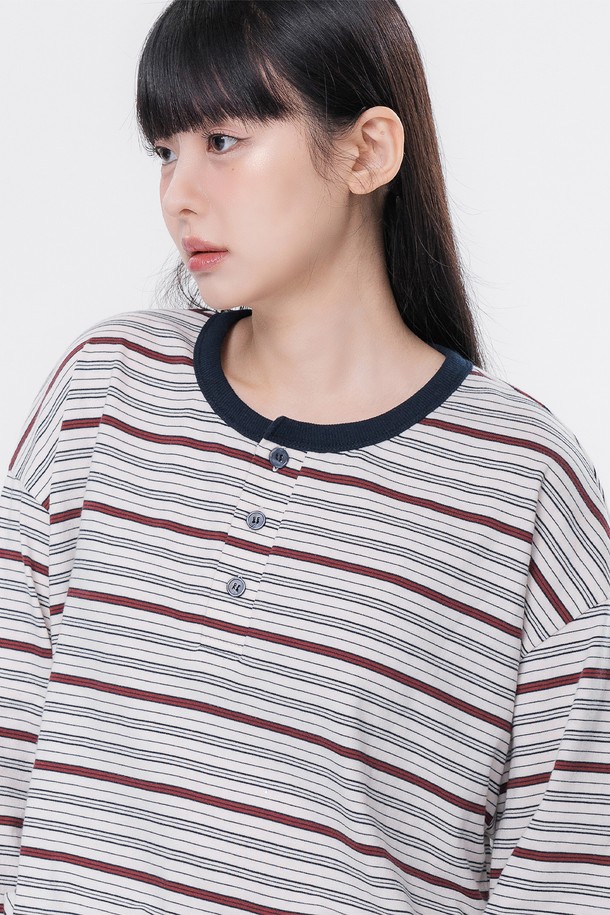 블루밍 3버튼 헨리넥 긴팔 티셔츠 AVT951 (3 COLOR)는 캐주얼, 미니멀 스타일을 즐기는 분들을 위한 데이트룩, 여행룩 아이템입니다. 봄, 가을 시즌에 적합하며, 부드러운 촉감의 면 소재로 제작되어 편안한 착용감을 선사합니다. 헨리넥 디자인과 3버튼 디테일이 특징이며, 레귤러핏으로 제작되어 편안하게 착용 가능합니다. 화이트, 네이비, 레드의 세 가지 컬러 스트라이프 패턴으로 출시되어 다양한 스타일 연출에 용이합니다.
