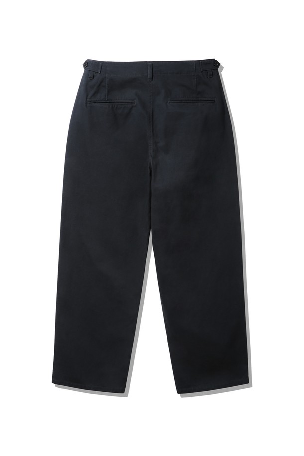 "Semi wide embroidered 코튼팬츠 BK7819_네이비"는 부드러운 촉감의 면 소재로 제작되어 편안한 착용감을 선사합니다. 세미 와이드 핏과 스트레이트 핏으로, 깔끔하고 자연스러운 실루엣을 연출하며, 밑단까지 여유있는 핏으로 활동성을 높였습니다. 얇은 두께감으로 봄, 여름, 가을 시즌에 활용하기 좋으며, 미니멀한 스타일을 위한 포인트 자수 디테일이 돋보입니다. 밴딩 비조 처리로 벨트 없이도 사이즈 조절이 용이하여, 출근룩과 데이트룩 등 다양한 TPO에 활용 가능합니다. 데일리 팬츠로 활용하기 좋은 디자인과 마감으로, 미니멀, 클래식, 캐주얼 스타일을 즐기는 남성분들께 추천합니다.
