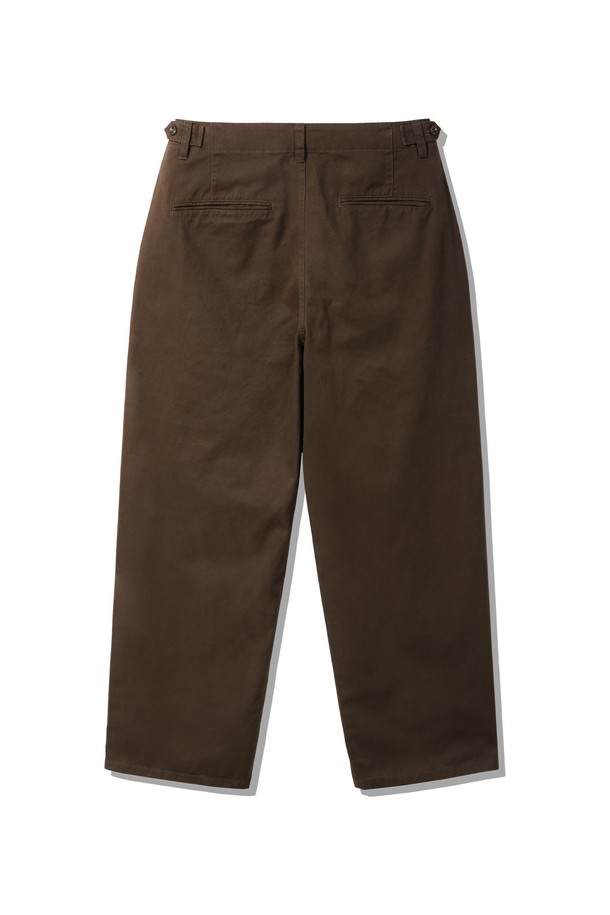 세미 와이드 자수 코튼 팬츠 BK7819_브라운은 캐주얼, 미니멀, 클래식 스타일을 아우르는 데일리 코튼 팬츠입니다. 브라운 컬러의 긴 기장으로, 세미 와이드 핏을 제공하여 편안하면서도 스타일리시한 실루엣을 연출합니다. 면 소재로 제작되어 부드러운 촉감을 선사하며, 자수 디테일이 돋보이는 디자인입니다. 
