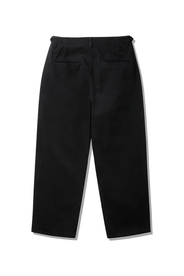 블랙 색상의 Semi wide embroidered 코튼팬츠 BK7819는 남성용 코튼 팬츠입니다. 봄, 여름, 가을 계절에 착용하기 좋은 얇은 두께의 긴 기장 와이드 핏 바지로, 루즈한 핏과 부드러운 촉감이 특징입니다. 베이직하고 캐주얼한 스타일을 연출하며, 자수 디테일이 포인트로 더해져 데이트룩이나 카페룩에 활용하기 좋습니다. 미니멀, 클래식 스타일을 선호하는 분들께 추천합니다.
