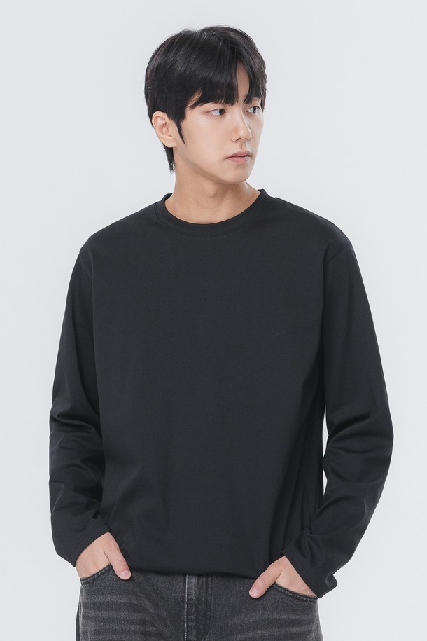 앨빈클로 페이크 밴딩 자동넣입 롱슬리브 티셔츠 AVT331 (3 COLOR)는 베이직하고 캐주얼한 스타일의 남녀 공용 긴소매 티셔츠입니다. 부드러운 면 소재로 제작되어 편안한 촉감을 제공하며, 봄, 가을에 착용하기 좋습니다. 라운드넥 디자인에 레귤러핏으로 제작되었으며, 특히 페이크 밴딩과 자동넣입 기능이 특징입니다. 블랙 색상으로 출시되어 다양한 하의와 쉽게 매치할 수 있으며, 일상복으로 활용하기 좋습니다.
