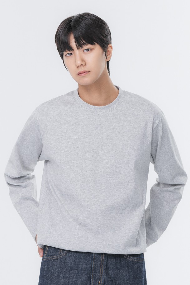 앨빈클로 페이크 밴딩 자동넣입 롱슬리브 티셔츠 AVT331 (3 COLOR)는 베이직하고 캐주얼한 스타일의 긴소매 티셔츠입니다. 면, 폴리에스테르, 스판덱스 혼방 소재로 제작되어 부드러운 촉감과 신축성을 제공하여 편안한 착용감을 선사합니다. 라운드넥 디자인에 얇은 두께감으로 간절기부터 초봄까지 활용하기 좋으며, 레귤러핏으로 제작되어 다양한 체형에 잘 어울립니다. 화이트, 그레이, 블랙 3가지 컬러로 출시되어 데일리룩, 미니멀룩, 캐주얼룩 등 폭넓은 스타일 연출이 가능합니다. 페이크 밴딩 디테일로 포인트를 더했으며, 밴딩 처리로 활동성을 높였습니다.
