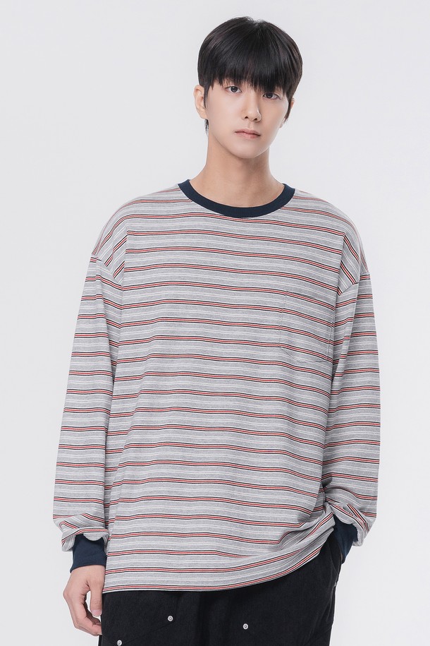 HENA(헤나) 스트라이프 포켓 긴팔 티셔츠 AVT949는 남녀 공용으로 착용 가능한 베이직 스타일의 티셔츠입니다. 면 소재로 제작되어 부드러운 촉감을 제공하며, 봄, 가을에 적합한 두께감으로 편안하게 착용할 수 있습니다. 릴랙스 핏에 라운드넥 디자인, 가슴 포켓 디테일과 넥라인 및 커프스 배색으로 포인트를 더했습니다. GRAY(그레이), NAVY(네이비) 두 가지 컬러로 출시되었으며, 프리슈링크 가공 처리를 통해 변형을 최소화했습니다. 캐주얼, 미니멀, 클래식 스타일을 즐겨 입는 분들께 추천합니다.
