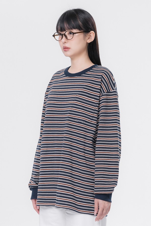 HENA(헤나) 스트라이프 포켓 긴팔 티셔츠 AVT949는 베이직하고 캐주얼한 스타일을 선호하는 분들을 위한 긴팔 티셔츠입니다. 봄, 가을에 적합하며, 릴랙스 핏으로 편안하게 착용할 수 있습니다. 부드러운 면 소재로 제작되었으며, 가슴 포켓 디테일과 넥라인 및 소매 배색으로 포인트를 더했습니다. 라운드넥 디자인에 중간 두께감으로 간절기부터 늦가을까지 즐겨 입기 좋습니다. 출근룩, 산책룩 등 다양한 상황에서 캐주얼, 클래식, 미니멀 스타일로 연출하기 좋습니다.
