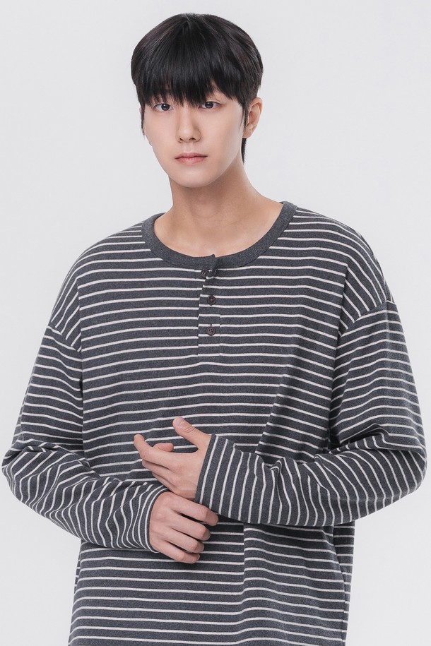 피치 스트라이프 3버튼 헨리넥 긴팔 티셔츠 AVT953 (3 COLOR)는 부드러운 촉감의 면과 스판덱스 혼방 소재로 제작되어 편안한 착용감을 선사합니다. 베이직하고 캐주얼한 무드를 연출하며, 봄, 가을에 활용하기 좋은 긴팔 티셔츠입니다. 3가지 색상(오트밀, 차콜, 네이비)으로 출시되어 다양한 스타일링에 용이합니다. 레귤러핏에 헨리넥 디자인, 3버튼 디테일을 더해 포인트를 주었습니다. 텀블건조 가공으로 수축과 변형을 최소화하여 오래도록 만족스럽게 착용할 수 있습니다.
