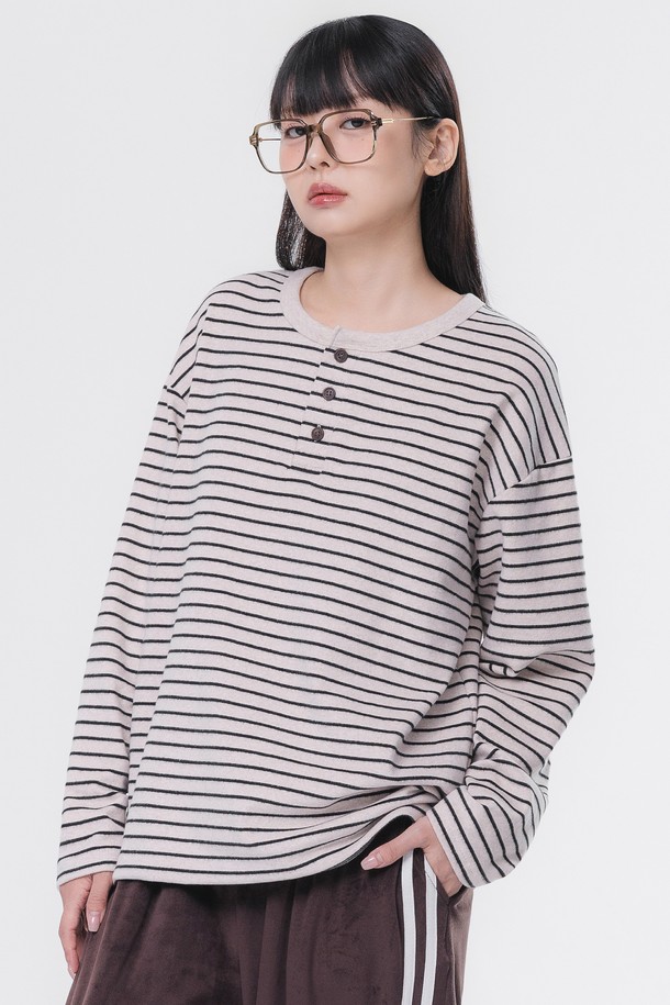 피치 스트라이프 3버튼 헨리넥 긴팔 티셔츠 AVT953 (3 COLOR)는 부드러운 촉감의 면과 스판덱스 혼방 소재로 제작되어 편안한 착용감을 선사합니다. 베이직하고 캐주얼한 스타일로, 산책이나 출근 등 일상에서 활용하기 좋습니다. 헨리넥 디자인에 3버튼 디테일을 더해 포인트를 주었으며, 레귤러핏으로 제작되어 편안하게 착용할 수 있습니다. 오트밀, 차콜, 네이비 3가지 컬러의 스트라이프 패턴으로 출시되었으며, 봄, 가을 시즌에 적합합니다. 피치 가공, 텀블워싱, 텐터 가공 처리를 통해 뛰어난 내구성과 부드러움을 더했습니다.
