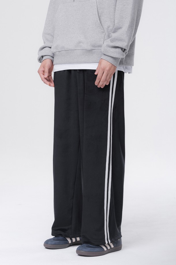 벨벳 트랙 와이드 밴딩 팬츠 DLX2963 (3 COLOR)는 부드러운 촉감의 벨벳 소재로 제작된 반바지입니다. 얇은 두께감으로 봄, 여름, 가을 시즌에 활용하기 좋으며, 루즈핏 와이드 디자인으로 편안한 착용감을 선사합니다. 허리 밴딩 처리로 활동성을 높였으며, 스포티와 캐주얼 무드를 동시에 연출할 수 있습니다. 블랙 컬러에 사이드 라인 디테일과 스트라이프 패턴이 더해져 트렌디한 스타일을 완성합니다. 일상 및 스포츠 활동 모두에 적합한 아이템입니다.

