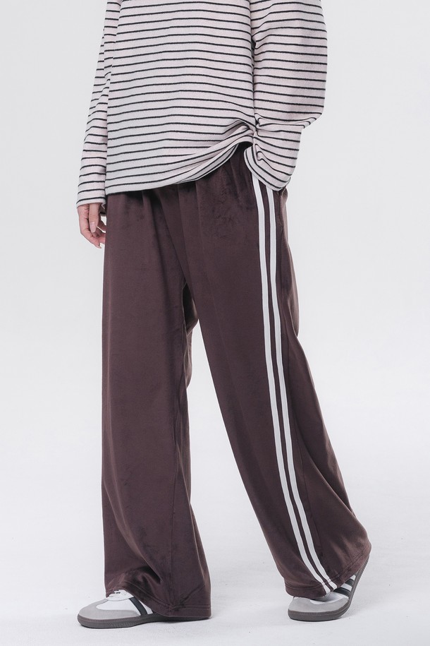 벨벳 트랙 와이드 밴딩 팬츠 DLX2963 (3 COLOR)는 부드러운 촉감의 벨벳 소재로 제작되어 편안한 착용감을 선사합니다. 넉넉한 루즈핏 와이드 실루엣에 밴딩 허리 디자인으로 활동성을 높였으며, 블랙, 브라운, 그레이 3가지 컬러로 출시되었습니다. 봄, 가을, 겨울 계절에 일상복이나 스포츠 활동 시 모두 활용 가능하며, 사이드 라인 디테일로 스포티하고 캐주얼한 무드를 연출합니다. 여행룩, 캠핑룩 등 다양한 TPO에 미니멀, 스포티, 캐주얼 스타일을 더해 보세요.
