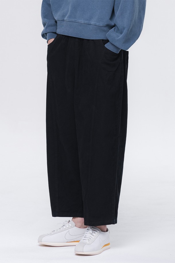 데일리 코튼 슬릿 벌룬핏 밴딩 팬츠 DLX2960 (3 COLOR)는 부드러운 면 소재로 제작되어 편안한 착용감을 선사합니다. 일상복으로 활용하기 좋은 캐주얼, 미니멀 스타일의 루즈핏 팬츠입니다. 봄, 여름, 가을 계절에 적합하며, 산책룩이나 집콕룩으로도 활용할 수 있습니다. 허리 밴딩 디자인과 슬릿 디테일이 특징이며, 블랙 색상으로 출시되었습니다. 벌룬핏으로 트렌디한 스타일을 연출해보세요.
