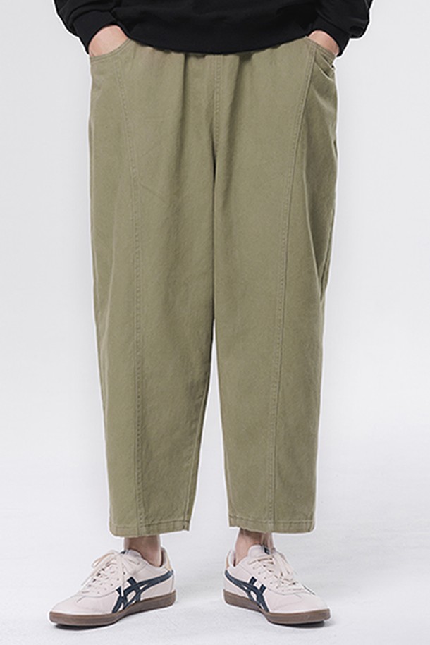 데일리 코튼 슬릿 벌룬핏 밴딩 팬츠 DLX2960 (3 COLOR)는 여름철 시원하게 착용하기 좋은 반바지입니다. 면 소재로 제작되어 부드러운 촉감과 편안한 착용감을 선사하며, 루즈핏과 벌룬핏 디자인으로 활동성을 높였습니다. 허리 밴딩 처리로 편안함을 더하고, 옆트임 디테일이 시원한 느낌을 더합니다. 카키와 올리브 2가지 색상으로 출시되어, 캐주얼하고 베이직한 스타일을 연출하기 좋습니다.
