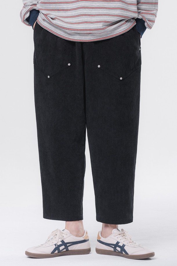 리벳 포인트 벌룬핏 코듀로이 밴딩 팬츠 DLX2954 (3 COLOR)는 캐주얼, 미니멀, 클래식 스타일을 아우르는 공용 코듀로이 팬츠입니다. 가을과 겨울에 어울리는 두꺼운 두께감과 부드러운 촉감의 코듀로이 소재로 제작되어 편안한 착용감을 선사합니다. 허리 밴딩 처리로 활동성을 높였으며, 벌룬핏 디자인으로 트렌디한 스타일을 연출합니다. 출근룩과 캠핑룩 등 다양한 TPO에 활용 가능하며, 블랙 색상으로 어떤 상의와도 쉽게 매치할 수 있습니다. 리벳 포인트 디테일이 밋밋함을 덜어주어 포인트를 더합니다.
