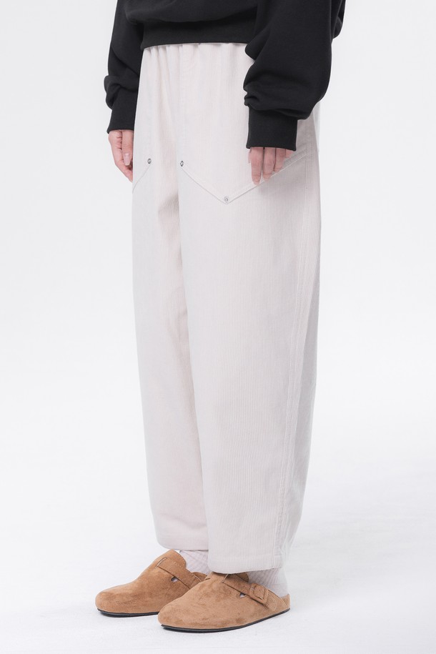 리벳 포인트가 돋보이는 벌룬핏 코듀로이 밴딩 팬츠입니다. 넉넉한 루즈핏으로 편안한 착용감을 선사하며, 캐주얼하고 미니멀한 스타일을 연출합니다. 산책룩에 어울리는 이 팬츠는 봄, 가을에 적합하며, 무지 디자인의 화이트 컬러로 다양한 상의와 매치하기 좋습니다. 부드러운 코듀로이 소재와 밴딩 허리, 리벳 포인트 디테일이 특징입니다.
