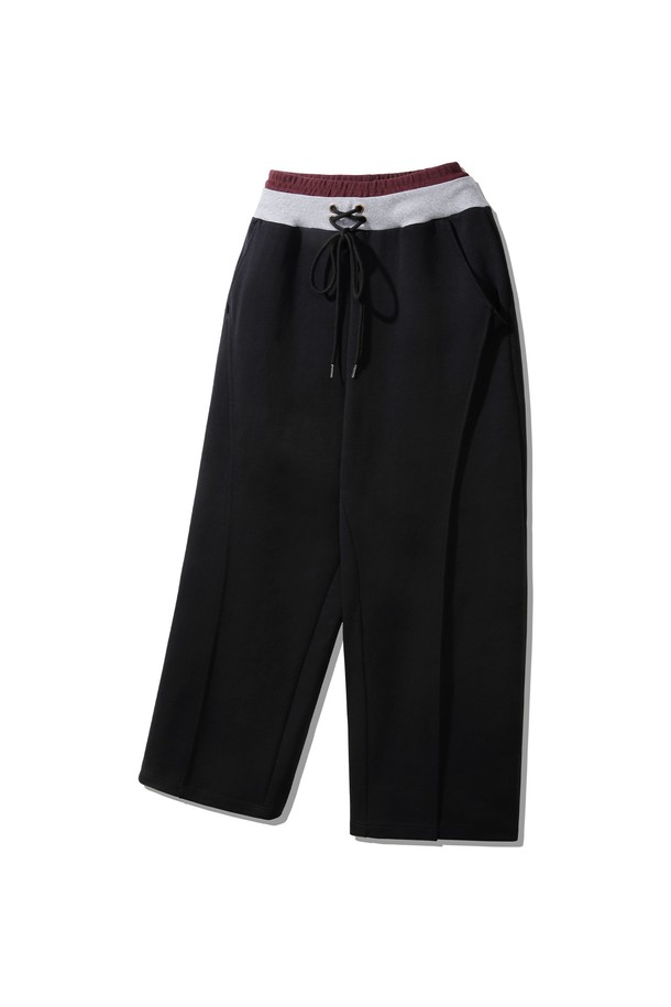 스트링 포인트 컬러 밴딩 스웨트 팬츠 DLX2983 (2 COLOR)는 부드러운 면 소재로 제작되어 편안한 착용감을 선사합니다. 일상, 집콕룩, 산책룩 등 다양한 TPO에 활용 가능한 캐주얼, 스포티, 미니멀 스타일의 스웨트 팬츠입니다. 허리 밴딩과 밴딩 디테일로 활동성을 높였으며, 루즈핏으로 편안한 착용감을 제공합니다. 봄, 가을, 겨울 모두 활용 가능한 두께감으로 오랫동안 즐겨 입을 수 있습니다. 무지 디자인에 블랙 컬러로 어떤 상의와도 쉽게 매치할 수 있습니다.
