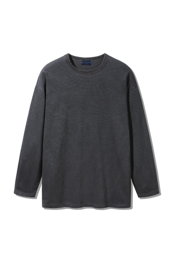 피그먼트 스트라이프 롱슬리브 티셔츠 DLX2979 (3 COLOR)는 남성용 상의 티셔츠입니다. 봄, 가을 시즌에 적합하며, 캐주얼과 베이직 스타일을 연출할 수 있습니다. 부드러운 면 소재로 제작되었으며, 얇은 두께감과 레귤러핏으로 편안한 착용감을 선사합니다. 라운드넥과 긴 소매, 스트라이프 패턴이 특징이며, 그레이와 블랙 두 가지 색상으로 만나볼 수 있으며, 피그먼트 워싱 처리로 자연스러운 분위기를 더했습니다. 미니멀, 클래식 스타일을 선호하는 분들께 추천합니다.
