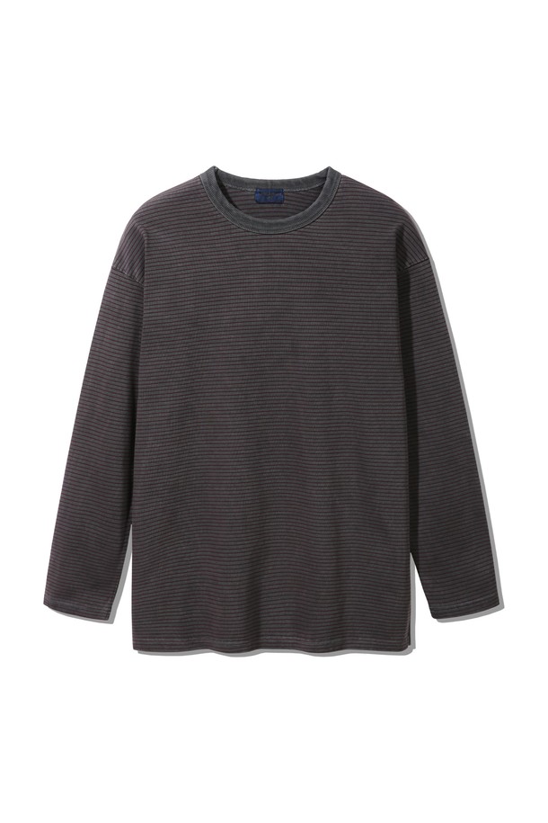피그먼트 스트라이프 롱슬리브 티셔츠 DLX2979는 베이직한 스타일의 공용 티셔츠로, 봄, 가을에 산책룩으로 연출하기 좋습니다. 면 소재로 제작되어 편안한 착용감을 선사하며, 레귤러 핏과 라운드넥 디자인으로 깔끔한 실루엣을 연출합니다. 긴 소매와 스트라이프 패턴이 캐주얼, 미니멀, 클래식 스타일을 모두 아우르는 매력을 더합니다. 피그먼트 워싱 처리로 자연스러운 멋을 살린, 데일리 아이템으로 활용하기 좋은 티셔츠입니다.

