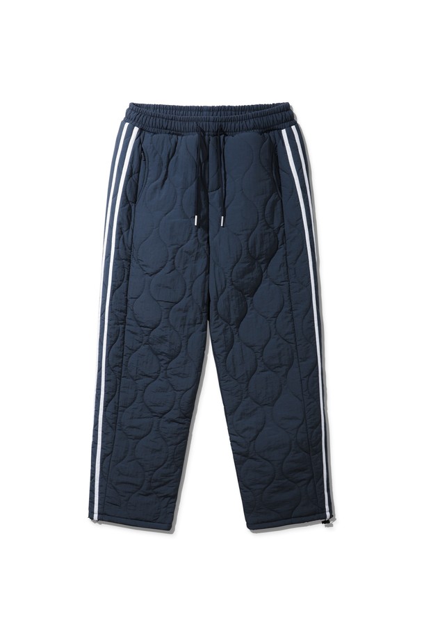 따뜻한 퀄티드 라인 패딩 팬츠 DLX2956 (3 COLOR)는 추운 겨울에도 따뜻하게 착용할 수 있는 남녀 공용 패딩 바지입니다. 네이비, 블랙, 그레이 3가지 색상으로 출시되어 다양한 스타일 연출이 가능하며, 밴딩 허리와 루즈핏으로 편안한 착용감을 제공합니다. 나일론과 폴리에스테르 혼방 소재로 제작되어 부드러운 촉감을 자랑하며, 퀄팅 디자인과 사이드 라인으로 스포티하면서도 캐주얼한 무드를 더했습니다. 일상 및 스포츠 활동 모두에 적합하며, 두꺼운 두께감으로 보온성을 높였습니다. 
