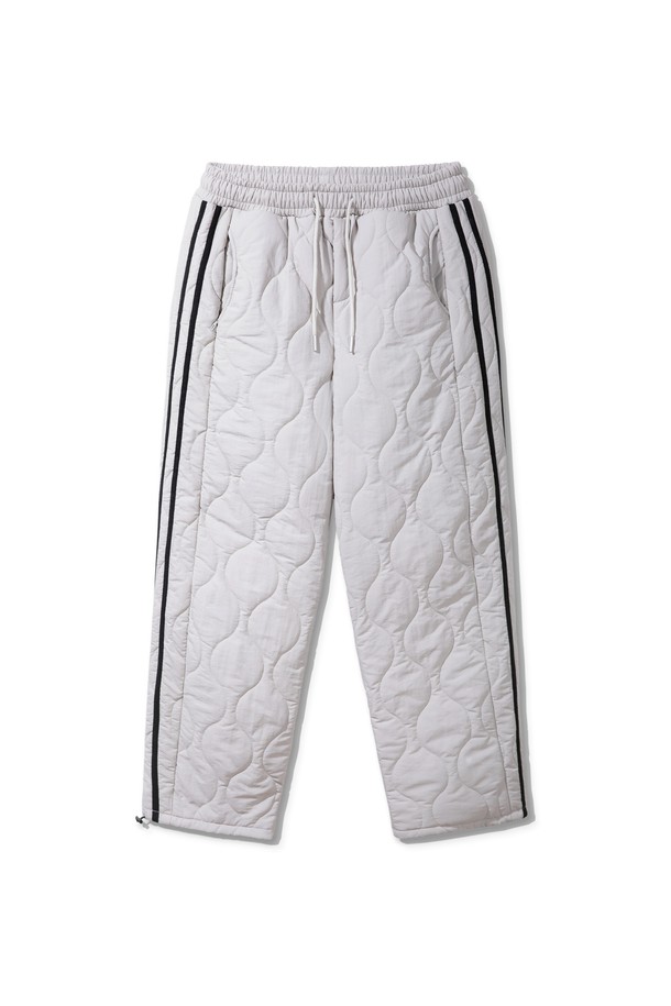 따뜻함을 강조한 웜 퀄티드 라인 패딩 팬츠 DLX2956입니다. 부드러운 촉감의 나일론과 폴리에스테르 혼방 소재로 제작되어 겨울철에도 포근하게 착용할 수 있습니다. 밴딩 처리된 허리와 레귤러 핏으로 편안한 착용감을 선사하며, 사이드 라인과 퀄팅 디테일이 스포티하면서도 캐주얼한 스타일을 연출합니다. 그레이, 블랙, 화이트 세 가지 색상으로 출시되어 다양한 캠핑룩과 일상 룩에 활용하기 좋습니다. 두꺼운 두께감으로 보온성을 높인 겨울 필수 아이템입니다.
