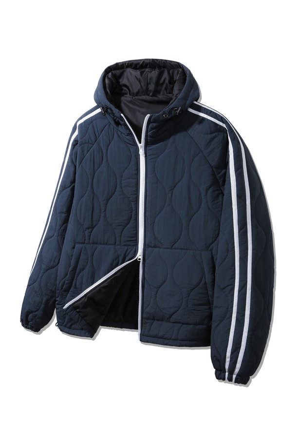 따뜻함과 스타일을 모두 갖춘 웜 퀄티드 후드 패딩 점퍼 DLX2957 (3 COLOR)입니다. 여성용으로, 캐주얼 및 스포티한 스타일을 즐기는 분들에게 적합하며, 여행룩과 캠핑룩에 활용하기 좋습니다. 네이비, 블랙, 화이트 3가지 색상으로 출시되어, 어떤 옷에도 잘 어울립니다. 오버핏 디자인에 두꺼운 두께감으로 겨울철에도 따뜻하게 착용할 수 있으며, 퀄팅, 후드, 배색 라인 디테일로 포인트를 더했습니다. 나일론과 폴리에스테르 혼방 소재로 제작되어 부드러운 촉감을 선사하며, 보온 기능을 갖춘 실용적인 아이템입니다.
