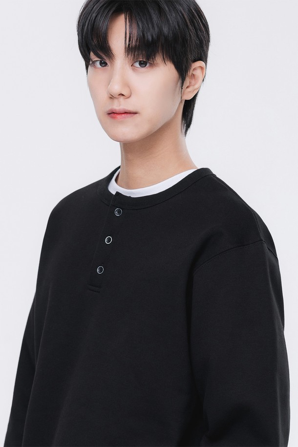 베이직 3버튼 헨리넥 스웨트 맨투맨 MAR669 (3 COLOR)는 부드러운 면 소재로 제작되어 편안한 착용감을 선사합니다. 헨리넥 디자인과 3버튼 디테일이 특징이며, 레귤러 핏으로 제작되어 다양한 스타일 연출에 용이합니다. 봄, 가을, 겨울 세 계절 모두 활용 가능하며, 일상복으로 활용하기 좋습니다. 블랙 컬러의 무지 디자인으로 미니멀, 클래식, 캐주얼 스타일을 즐기는 분들께 추천합니다. 긴 소매 기장의 두꺼운 두께감으로 따뜻함을 더했습니다.
