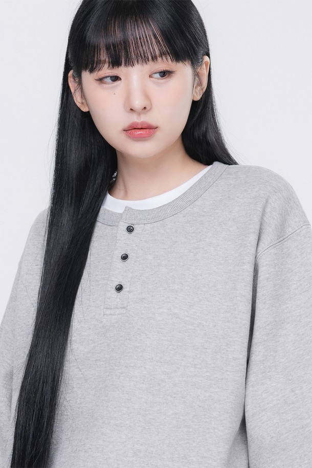 베이직 3버튼 헨리넥 스웨트 맨투맨 MAR669는 일상과 모임룩에 모두 잘 어울리는 캐주얼 스타일의 맨투맨입니다. 부드러운 면 소재로 제작되어 봄, 가을, 겨울 모두 착용 가능하며, 레귤러핏과 긴 소매 기장으로 편안한 착용감을 선사합니다. 헨리넥 디자인에 3버튼 디테일을 더해 미니멀하면서도 클래식한 무드를 연출합니다. 두꺼운 두께감으로 따뜻함을 유지하며, 무지 패턴의 그레이 컬러는 어떤 스타일에도 쉽게 매치할 수 있습니다.
