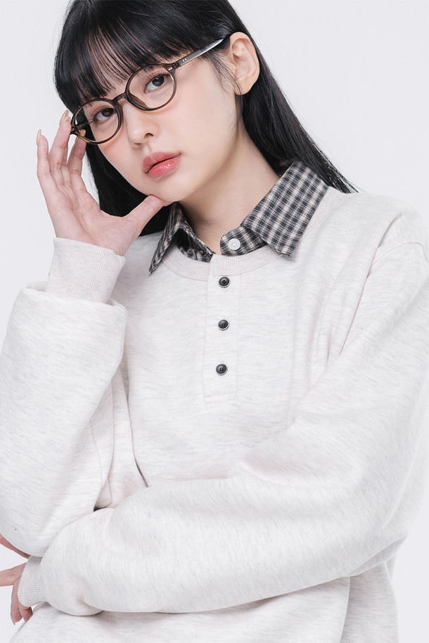 베이직 3버튼 헨리넥 스웨트 맨투맨 MAR669는 일상과 비즈니스 캐주얼에 모두 잘 어울리는 활용도 높은 상의입니다. 부드러운 면 소재로 제작되어 봄, 가을 간절기에 편안하게 착용하기 좋으며, 레귤러핏으로 제작되어 편안한 착용감을 선사합니다. 헨리넥 디자인과 3버튼 디테일이 더해져 캐주얼하면서도 미니멀한 무드를 연출합니다. 무지 디자인에 화이트 컬러로 어떤 스타일에도 쉽게 매치할 수 있어, 출근룩부터 데일리룩까지 폭넓게 활용 가능합니다. 긴 소매와 두꺼운 두께감으로 포근함을 더했습니다.
