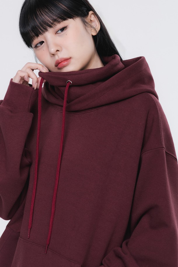 **이너 터틀넥 오버핏 후드티 AVH352 (3 COLOR)**

부드러운 면 소재로 제작되어 편안한 착용감을 선사하는 이너 터틀넥 오버핏 후드티입니다. 넉넉한 오버핏으로 편안한 활동성을 제공하며, 터틀넥 디자인과 후드의 조화가 보온성을 높여줍니다. 와인, 블랙, 그레이 3가지 색상으로 출시되어 다양한 스타일 연출이 가능합니다. 캥거루 포켓 디테일로 실용성을 더했으며, 가을, 겨울철 데일리룩과 캠핑룩, 집콕룩 등 캐주얼하고 미니멀한 스타일링에 활용하기 좋습니다. 두꺼운 두께감으로 따뜻하게 착용할 수 있습니다.
